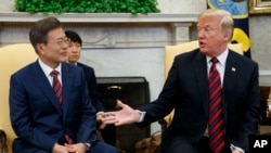 美国总统川普在白宫椭圆形办公室会晤到访的韩国总统文在寅。(2018年5月22日)