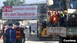 ဘန်ကောက် Laksi ခရိုင်ထဲက ဆောက်လုပ်ရေးလုပ်သားတွေကို Camps ထဲသို့ပြန်လည်ပို့ဆောင်စဉ် (ဓာတ်ပုံ - Bangkok Post)