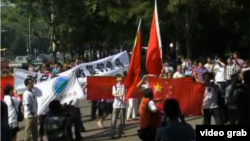 北京一些民众星期三在北京日本外事机构游行,就中国与日本领土争端举行抗议 (VOA卫视截图)