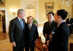 资料照片:美国总统布什在白宫会见人权宗教人士王怡(右二),余杰(右一)和李柏光。(2006年5月11日)