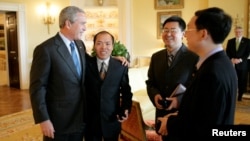 资料照:2006年5月11日美国总统布什在白宫会见人权宗教人士王怡(右二),余杰(右一)和李柏光。