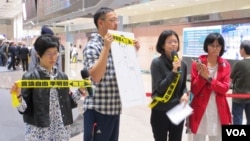 李明哲的妻子李净瑜首次获准前往中国探视丈夫后返台,在机场举行记者会。(美国之音张永泰拍摄 2018年3月28日)