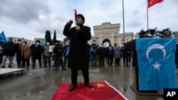 居住在土耳其的维吾尔人在伊斯坦布尔集会抗议中国外长王毅访问土耳其。(2021年3月25日)