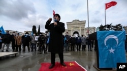 居住在土耳其的维吾尔人在伊斯坦布尔集会抗议中国外长王毅访问土耳其。(2021年3月25日)