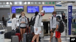 图为芝加哥机场戴口罩的航空旅客(2020年11月20日)