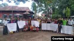 ကချင် လူငယ် ၂ ဦး ငြိမ်းစုစီပုဒ်မနှင့် စွဲဆိုခံရတာကို ဆန္ဒပြစဉ်
