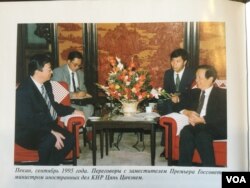 哈萨克总统托卡耶夫1995年9月担任外长时随同纳扎尔巴耶夫访华会晤中国外长钱其琛。托卡耶夫在他的书中透露,当时两国就曾讨论过新疆的哈萨克人问题。