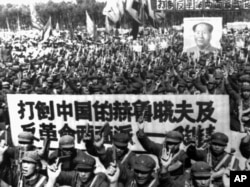 河北省的军队开大会,横幅标语是“打倒中国的赫鲁晓夫及反革命两面派陶铸”