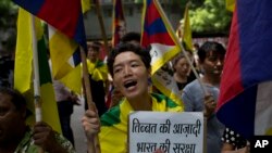 流亡藏人在新德里举行示威支持印度在洞朗与中国军队的对峙。 (2017年8月11日)