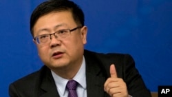中国环保部长陈吉宁在北京的一次记者会上回答问题。(2015年3月7日)