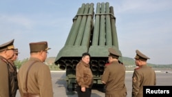 朝鲜官媒2024年5月11日发布照片显示,领导人金正恩视察新一代技术的多管火箭炮武器系统。