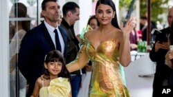 ဘောလီဝုဒ် နာမည်ကျော် မင်းသမီး Aishwarya Rai တို့သားအမိကို ၂၀၁၉ မေလတုန်းက တွေ့ရစဉ်
