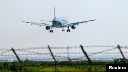 Một máy bay của hãng hàng không Vietnam Airlines đáp xuống sân bay Nội Bài, Hà Nội, ngày 14/11/2014.