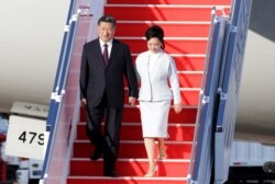 中国国家主席习近平偕夫人彭丽媛抵达澳门走下飞机。 (2019年12月18日)