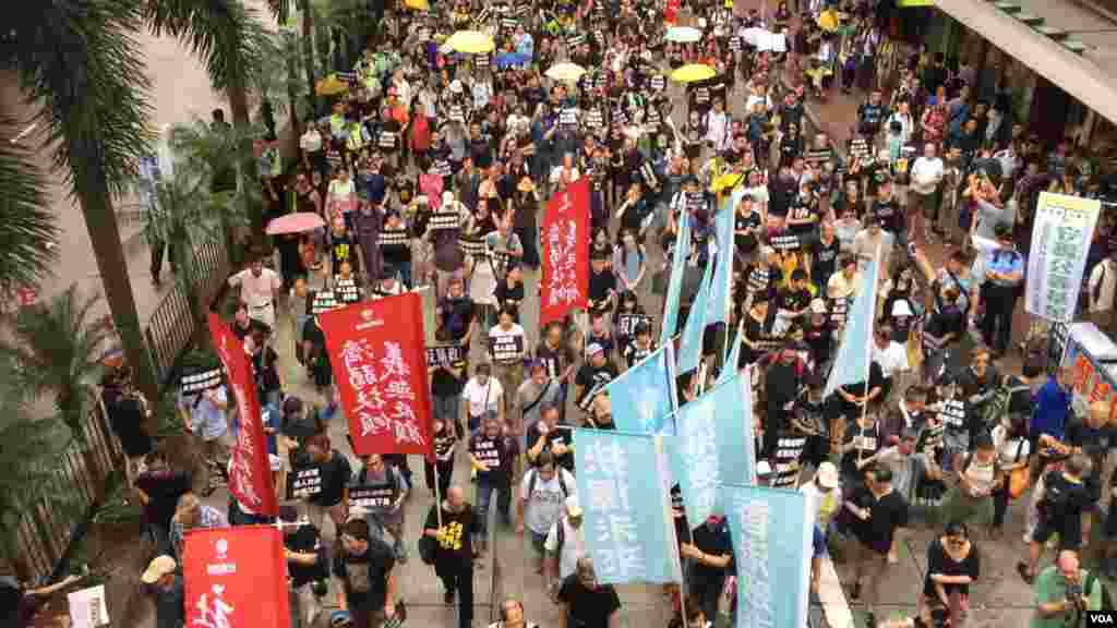 香港几十个政党和团体在中国十一国庆当天下午,举行反威权大游行,抗议政治打压,要求律政司司长袁国强下台。数以万计的港人走上街头,表达反对他们看来的来自北京和香港特区政府的威权打压。