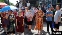 中国民众聚集在美国驻成都总领馆附近,同时最后一批领馆人员撤离。(2020年7月27日)