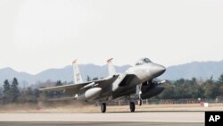 资料照片:美国空军提供的照片显示,来自日本嘉手纳空军基地的美国空军F-15战斗机在一次美韩联合军演期间从韩国光州空军基地起飞。(2017年12月4日)