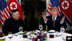 美国总统特朗普在与朝鲜领导人金正恩参加晚宴时讲话。(2019年2月27日)
