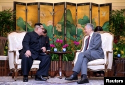 朝鲜领导人金正恩与新加坡总理李显龙在新加坡总统府会面(2018年6月10日))