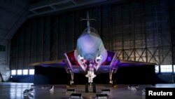 一架洛克希德·马丁公司的F-35闪电II战斗机在美国东部马里兰州帕图克森特河海军航空站的机库中,2015年10月28日