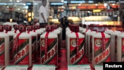 中国辽宁沈阳市一家超市陈列的茅台酒。(2012年8月8日)