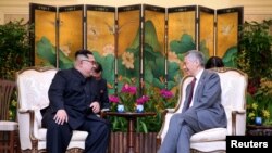朝鲜领导人金正恩与新加坡总理李显龙在新加坡总统府会面(2018年6月10日)