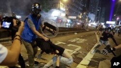 香港防暴警察在10月21日晚在元朗街头抓捕示威者。(2019年10月21日)