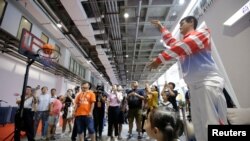 2018年8月15日,在北京举行的世界机器人大会上,姚明机器人投篮。
