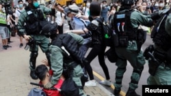 香港防暴警察与利用午餐时间抗议国旗法的示威者发生冲突。(2020年5月27日)