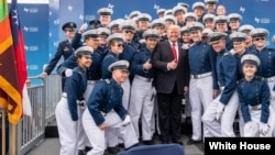 美国总统特朗普2019年5月30日在科罗拉多州参加美国空军学院毕业典礼与学生合照,图左可见到台湾青天白日旗帜(白宫官网)