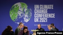 第26届联合国气候变化大会(COP26,《联合国气候变化框架公约》缔约方大会第26次会议)10月31日在英国格拉斯哥开幕。图为记者们正在为采访做准备。(法新社图)