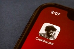 手机上的美国语音社交应用程序Clubhouse的标识(2021年2月9日)