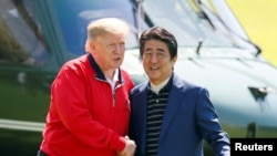 美国总统特朗普2019年5月26日抵达东京东面的千叶县茂原市的茂原乡村俱乐部打高尔夫球,受到日本首相安倍晋三的欢迎。