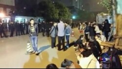 失联客机家人在马使馆外静坐抗议 失联客机家人在马使馆外静坐抗议