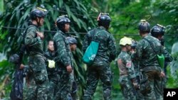 ဂူထဲပိတ်မိနေတဲ့ ထိုင်းလူငယ်ဘောလုံးအသင်းကို ကူညီကယ်ဆယ်ရေး ပြင်ဆင်နေပုံ။
