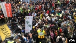 香港警方12月11日全面清场金钟占领区(美国之音海彦拍摄)