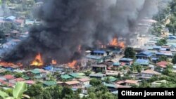 ဖားကန့်မြို့နယ် ဆိုင်းတောင်မှာ တိုက်ပွဲကြောင့် နေအိမ်တွေမီးလောင်ကျွမ်းနေစဉ် (စက်တင်ဘာ ၁၂၊ ၂၀၂၄)