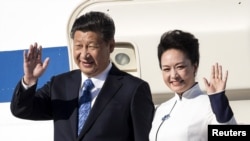 中国国家主席习近平与中国第一夫人彭丽媛抵达美国华盛顿州。 (2015年9月22日)