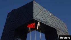 中共官媒央视在总部大楼外的中国国旗。(路透社 2021年2月5日)