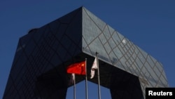 中共官媒央视在总部大楼外的中国国旗。(2021年2月5日)