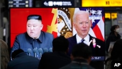 资料照片:韩国首尔一个地铁站内播放的美国和朝鲜问题的电视新闻画面。(2021年5月27日)