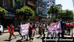 မေလ ၄ ရက်နေ့ ရန်ကုန်သပိတ် စစ်ကြောင်း မြင်ကွင်း။ (ဓာတ်ပုံ - ကိုဇော်ဝင်းနိုင် - မေ ၀၄၊ ၂၀၂၁)