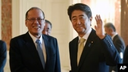 日本首相安倍晋三与菲律宾总统阿基诺三世(资料照)