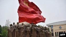 位于北京的中共中央党校内的中共党旗塑像(2019年6月26日)