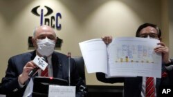 2020年5月15日,香港监警会主席梁定邦(左)在记者会上展示去年反送中警察执法行动的报告