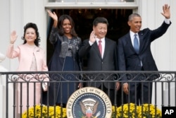 美国总统奥巴马和夫人,中国主席习近平和夫人在白宫阳台上挥手致意(2015年9月25日)