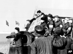 在文革中,1967年1月8日,北京红卫兵和造反派揪斗“反革命分子”,游街示众