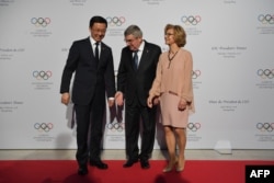 2018年2月8日平昌冬奥会开幕式前夕,在总统宴会上,国际奥委会主席托马斯·巴赫(中)和他的妻子克劳迪娅·巴赫与中国政治局常委韩正在平昌。