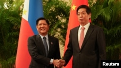 菲律宾总统小费迪南德·马科斯2023年1月4日会见中国全国人大常委会委员长栗战书。(路透社转发)
