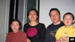高智晟一家,左二为耿和